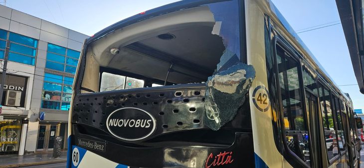El choque entre colectivos en el Metrobus generó complicaciones en el tránsito El choque entre colectivos en el Metrobus generó complicaciones en el tránsito