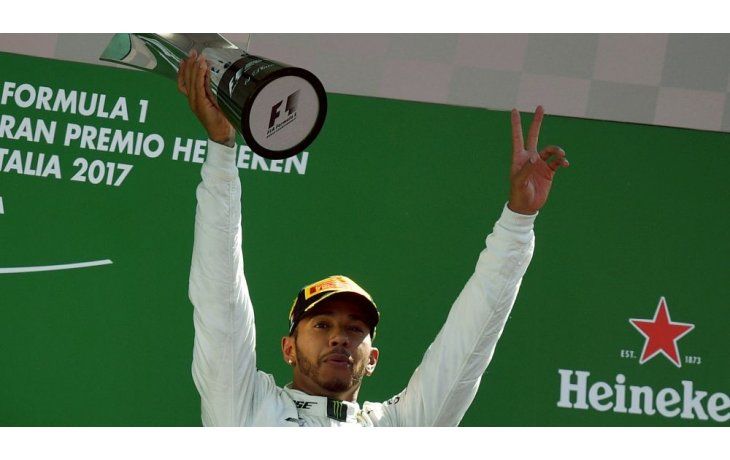 El piloto británico Lewis Hamilton se fue victorioso en Monza y le arrebató el liderazgo del Mundial de F1 a Vettel.