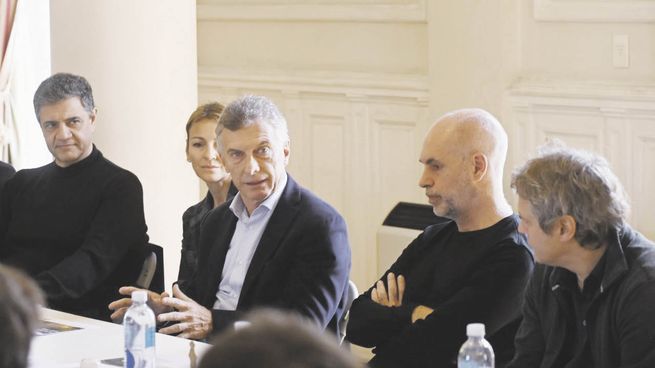 Porteño. Jorge Macri, Soledad Acuña, Mauricio Macri, Horacio R. Larreta y Felipe Miguel, ayer en una reunión del gabinete de la Ciudad que tuvo por invitado al expresidente.