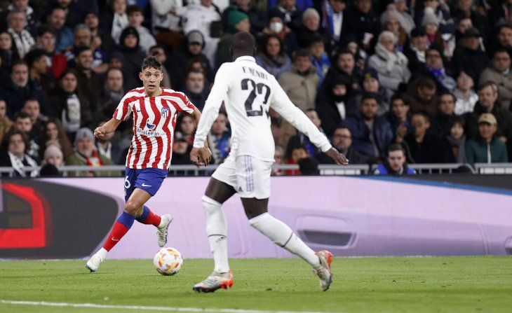 Nahuel Molina se retiró lesionado en el Atlético de Madrid