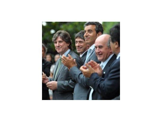 El vicepresidente a cargo del Poder Ejecutivo, Amado Boudou, asistió en la explanada de la Casa de Gobierno, a la presentación de nuevos camiones volcadores y compactadores de residuos a comunas bonaerenses.