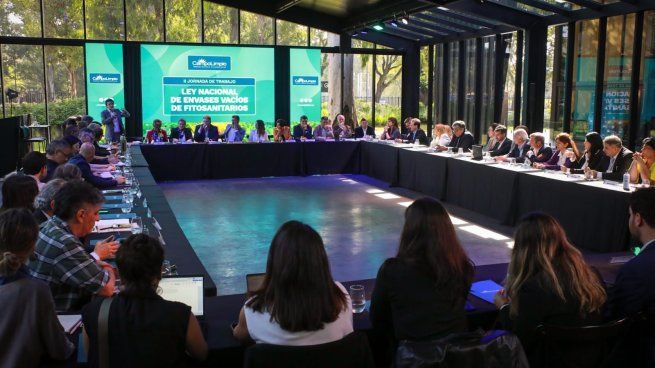 El foco estuvo puestoen la evolución del sistema, a partir del despliegue federal, elinvolucramiento de actores y su responsabilidad extendida, el lavado deenvases, entre otros.