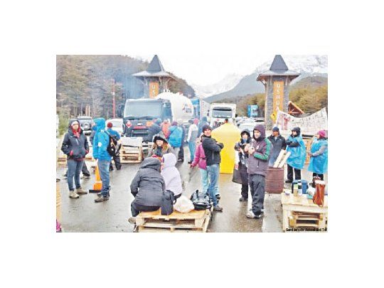 El cierre de la Ruta Nacional 3 provoca un grave conflicto para la capital de esta provincia, aislada desde hace un mes por una protesta de estatales.