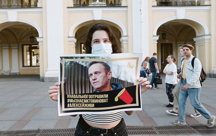 VIGILIA. Una mujer porta una foto de Alexéi Navalni fuera del hospital.