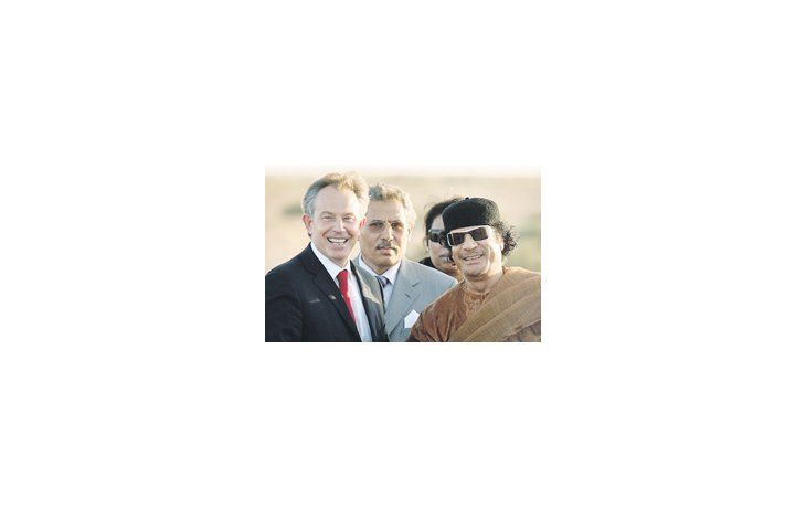ámbito.com | Tony Blair, sonriente en Trípoli en 2004. En una pirueta curiosa, Muamar Gadafi pasó de paria internacional a aliado clave en la lucha contra el terrorismo. Hoy vuelve a ser considerado una amenaza por Occidente.