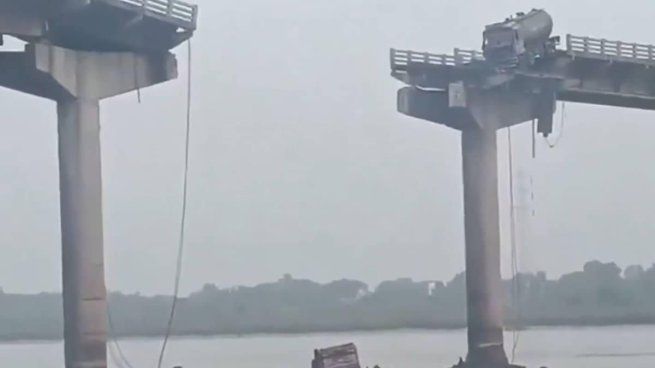 Así quedó el puente que colapsó en India