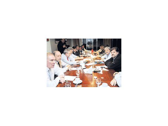 Luego de una extensa reunión en la sede porteña de CRA, la Mesa de Enlace decidió culminar el paro mañana.