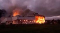 Un voraz incendio se desató en el Frigorífico Gorina