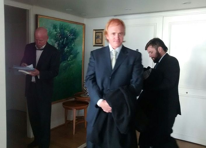 El abogado de Clarín, Damián Cassino, junto a los funcionarios observa las pertenencias de Víctor Hugo Morales.
