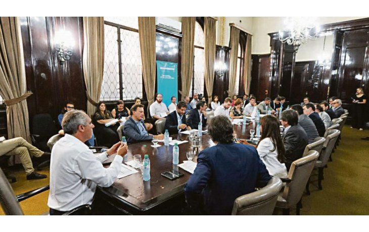 ámbito.com | Cara a cara. Interior, Hacienda y la ANSES, anfitriones de los ministros de las 13 provincias que no transfirieron su Caja a la órbita nacional. Arranca ahora una grilla de reuniones bilaterales para acelerar la firma de convenios.