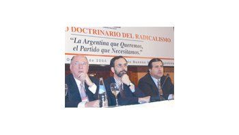 ámbito.com | El comité nacional de la UCR inició ayer un Congreso Doctrinario, en el hotel Pänamericano. En la foto, el senador misionero Mario Losada, el presidente de la Convención, Adolfo Stubrin; y el titular del radicalismo, Angel Rozas.