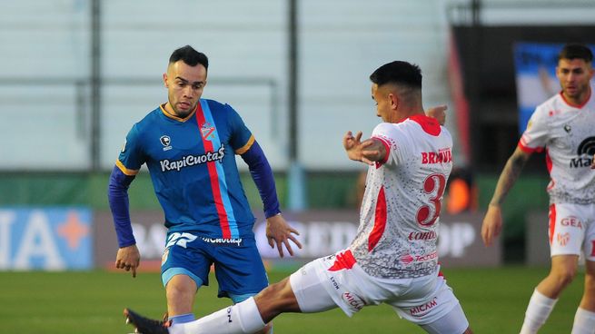 El salvador. Adrián Martínez liquidó el partido contra Arsenal y selló un gran triunfo de Instituto.