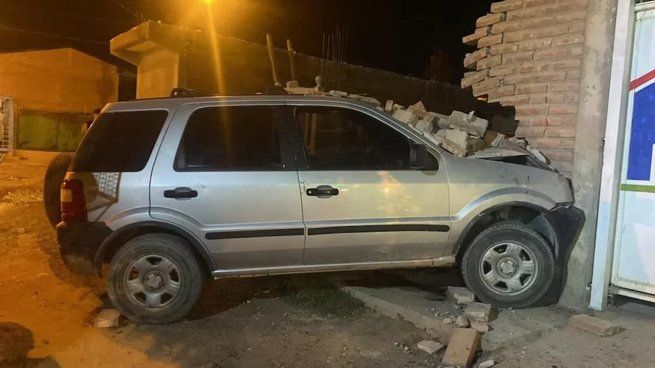 Una camioneta quedó incrustada contra el frente de una casa en Neuquén