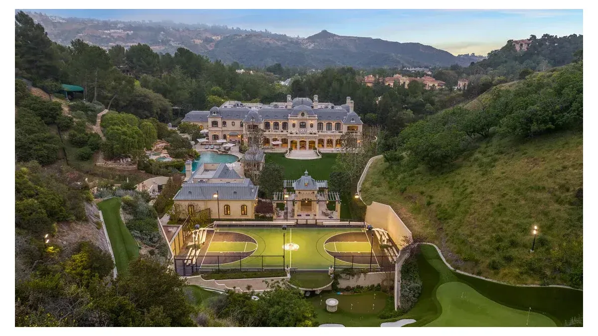 Mark Wahlberg’s amazing mansion in Beverly Hills in 2025: a perfect combination between luxury and functionality