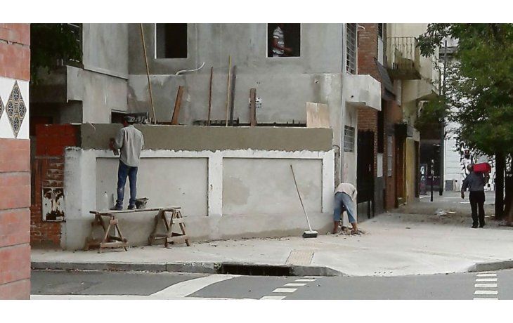 Así se protegen. Los muros en los frentes de las casas ya son un clásico. Los cercos electrificados y las alarmas vecinales se expanden por toda la Capital Federal.