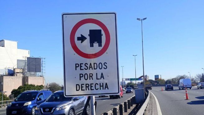 La Ley de tránsito establece que “los vehículos de pasajeros y de carga, salvo automóviles y camionetas, deben circular únicamente por el carril derecho.