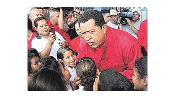 Preocupado por encuestas que no le son del todo favorables, Hugo Chávez utilizó durante todala campaña electoral un lenguaje bélico, que incluyó serias amenazas a la oposición. Venezuelavotará el domingo en un clima de fuerte tensión.