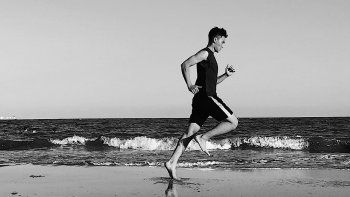 Correr descalzo por la playa no es lo más recomendable.
