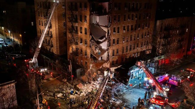 Derrumbe en Nueva York: cayó un edificio de seis pisos y buscan personas atrapadas