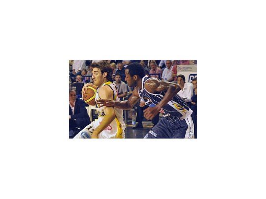 Peñarol derrotó a Libertad de Sunchales por un estrecho 78-75 y alcanzó su tercer título en el torneo.