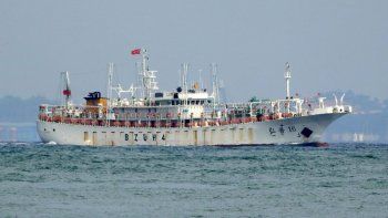El pesquero Hong Pu 16 custodiado por el patrullero de la Armada Argentina se dirige al puerto de Bah&iacute;a Blanca donde quedar&aacute; retenido.