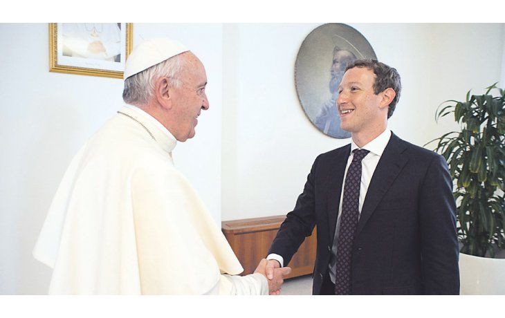 Vaticano y tecnología . Mark Zuckerberg llegó al Vaticano con un modelo del Aquila, el avión de FB que servirá para ampliar el acceso a internet.