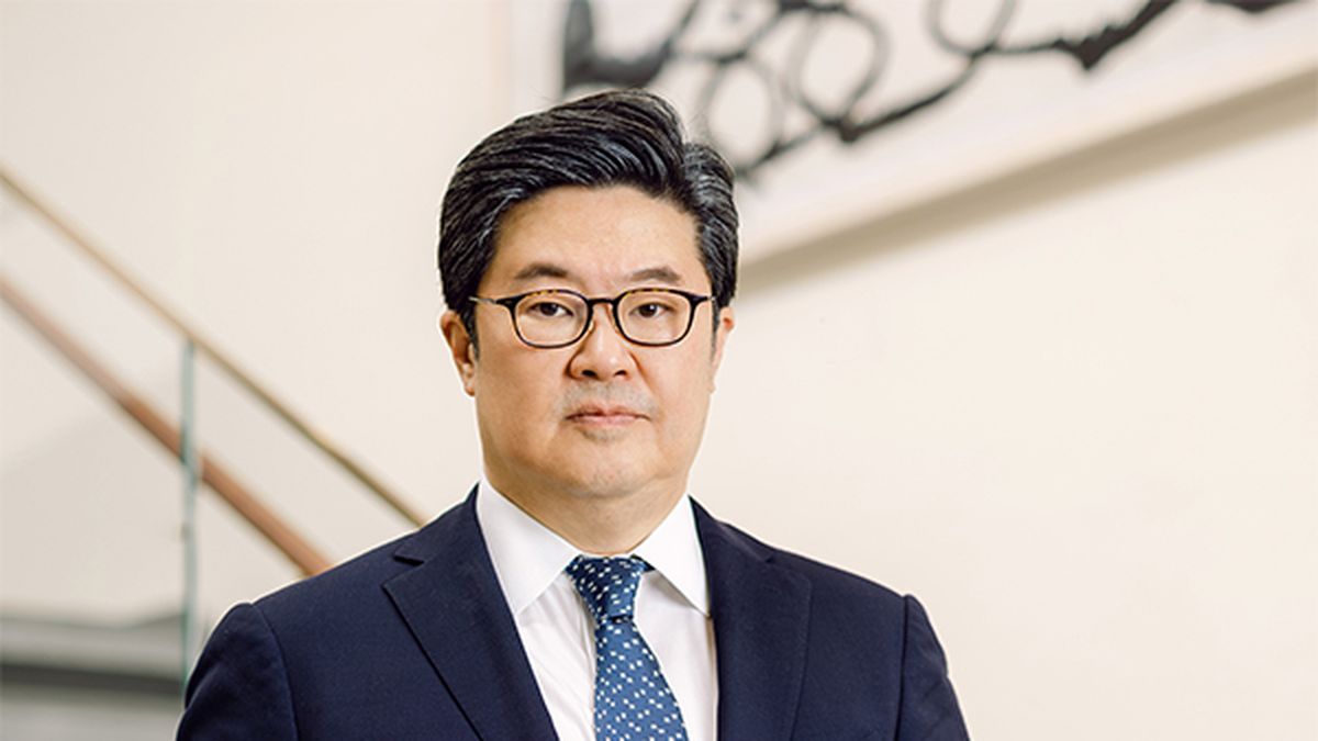 He is in charge of one of the largest private equity firms in Asia: who ...