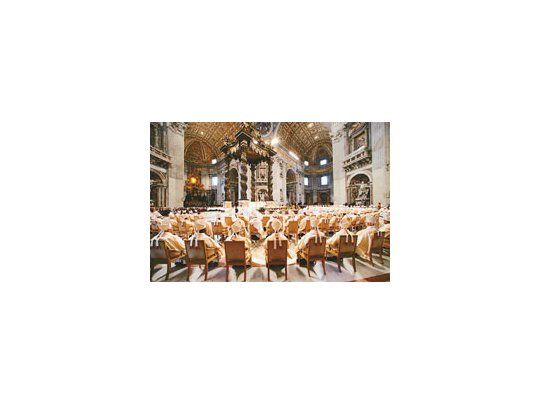 Los cardenales que elegirán al nuevo papa, ayer, durante una misa en la Basílica de Pedro. Tras el luto por la muerte de Juan Pablo II, comienza hoy el cónclave para escoger a su continuador.
