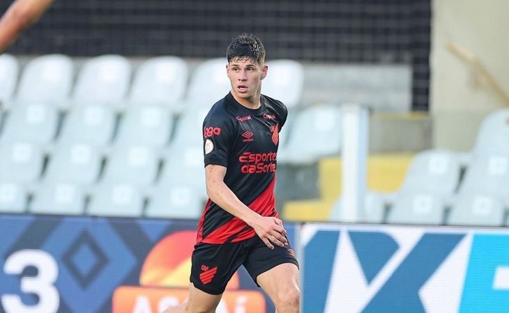Ante uno de los peores comienzos de torneo en las últimas décadas, el Club América está decidido a avanzar con firmeza para contratar al volante creativo argentino de 23 años Bruno Zapelli. Ante uno de los peores comienzos de torneo en las últimas décadas, el Club América está decidido a avanzar con firmeza para contratar al volante creativo argentino de 23 años Bruno Zapelli.
