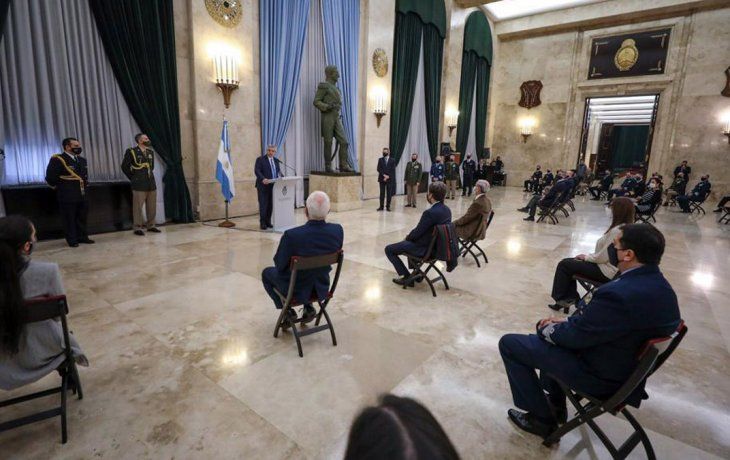 ámbito.com | ALBERTO CON LAS FFAA.jpg