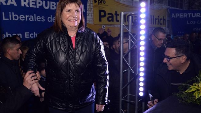 Patricia Bullrich llegando al acto en Esteban Echeverría.