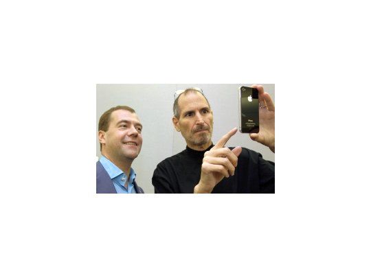 Steve Jobs le muestra el iPhone 4 a Dmitri Medvédev.