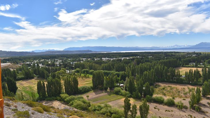 Los Antiguos: El pequeño pueblo patagónico que guarda secretos entre su vegetación y paisajes desérticos. Los Antiguos: El pequeño pueblo patagónico que guarda secretos entre su vegetación y paisajes desérticos.