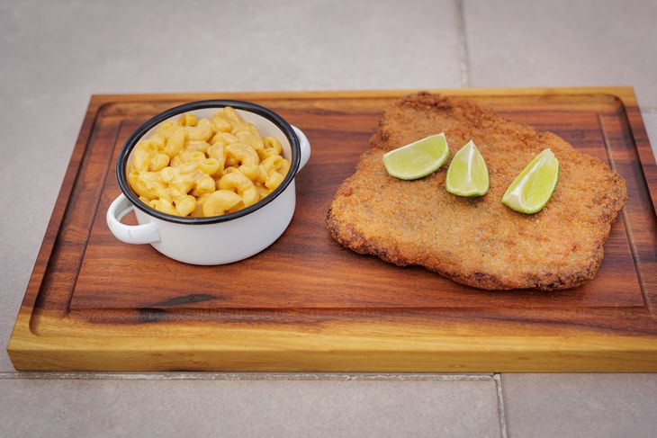 Ribs al Río Polo combina la cocina texana con un entorno verde, juegos para chicos y un plan familiar completo al aire libre.