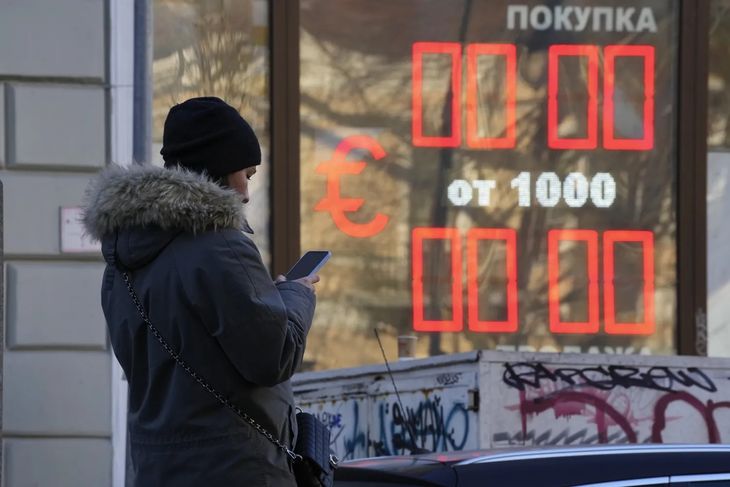 Una casa de cambio en San Petersburgo muestra las cotizaciones en cero.