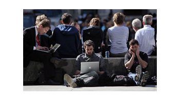 Los seguidores de Apple aguardan en la puerta de la tienda.