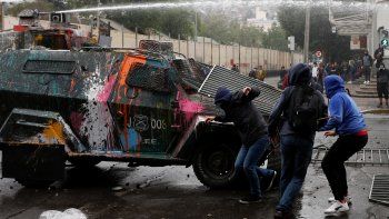PULSO. Estudiantes, profesores y empleados de la educación marcharon en Santiago. Se denunciaron detenciones arbitrarias.