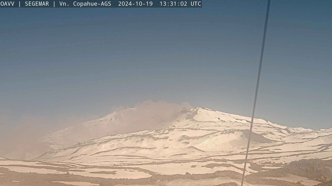 El parte oficial recibido por Ámbito indicó que en el Volcán Copahue se comenzó a registrar a partir a las 04:30 un aumento en la actividad superficial, caracterizado por la emisión de material particulado fino (ceniza volcánica).