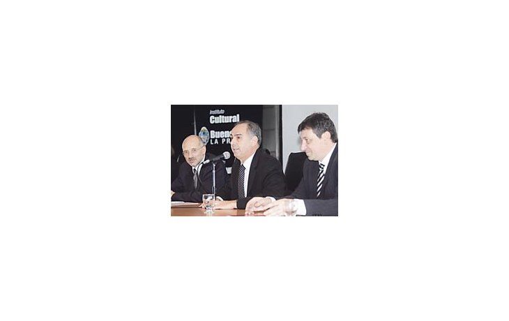Leandro Iglesias, administrador del Argentino, el director artístico Marcelo Lombardero, y, en el centro, el titular del Instituto Cultural de la Provincia, Juan Carlos D’Amico, ayer durante el anuncio en La Plata.