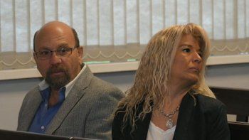Luis Lobos junto a su esposa, durante el juicio por enriquecimiento ilícito.
