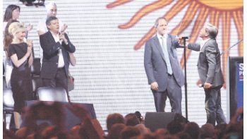 ámbito.com | Sciolismo explícito en el cierre del Luna Park: Ricardo Montaner saluda a Daniel Scioli antes de cantar ante los miles de militantes y funcionarios que se acercaron a acompañar al candidato.