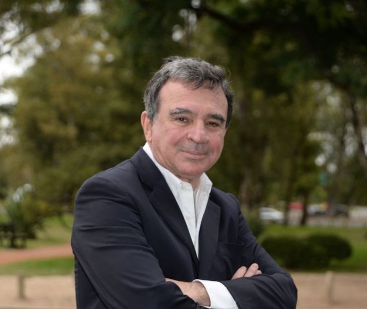 Javier Madanes, uno de los grandes beneficiados con la guerra del golfo. No solo accede a mas mercados, sino que vende su aluminio a un mayor precio. Su sonrisa bien podría apuntarle al presidente, quien lo entronizó como “el Magnetto” de los libertarios. Javier Madanes, uno de los grandes beneficiados con la guerra del golfo. No solo accede a mas mercados, sino que vende su aluminio a un mayor precio. Su sonrisa bien podría apuntarle al presidente, quien lo entronizó como “el Magnetto” de los libertarios.