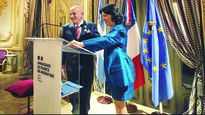 Condecorado. Aníbal Jozami, junto a la embajadora Claudia Scherer-Effosse, fue condecorado por Francia por su pasión cultural.&nbsp;