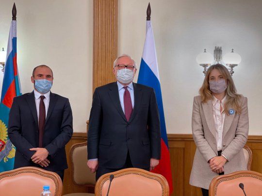 Martín Guzmán, Sergey Ryabkov y Cecilia Nicolini.