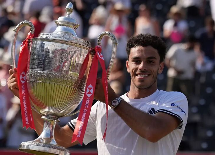 Cerúndolo y su trofeo en Queen´s. Cerúndolo y su trofeo en Queen´s.