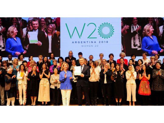 Mujeres del W20 entregan el comunicado final con recomendaciones al presidente Mauricio Macri.