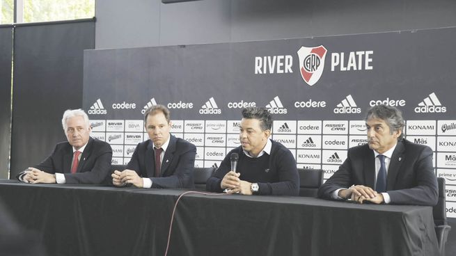 Plana mayor. Matías Patanián, Jorge Brito y Enzo Francescoli estuvieron al lado de Marcelo Gallardo en el momento en el que el “Muñeco” dio a conocer la noticia de su partido de River.