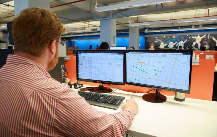 Un geógrafo trabaja en la digitalización de todos los mapas interactivos de la Ciudad. Un geógrafo trabaja en la digitalización de todos los mapas interactivos de la Ciudad.