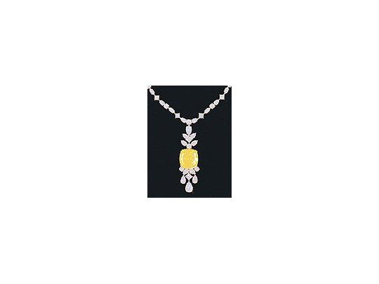 El collar dediamantesmulticortecuya piezacentral tiene101,28quilates,estrella deTEFAFMaastrich, laferia de arte yantigüedadesmásprestigiosa delmundo, a laque asistiránlos anticuariosargentinosEguiguren.