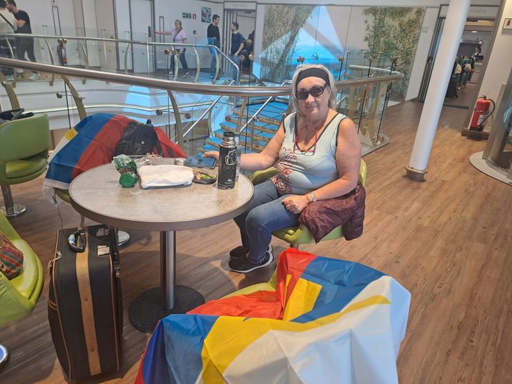 Voters take advantage of the occasion of the runoff to meet with family and friends on this side of the Ríos de la Plata. Voters take advantage of the occasion of the runoff to meet with family and friends on this side of the Ríos de la Plata.
